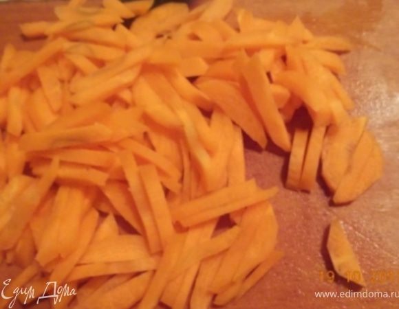 добавить лук, морковь и жарить ещё 5 мин