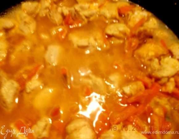 посыпать карри, перцем, посолить, добавить муку, перемешать, влить стакан воды, тушить до готовности курицы, при необходимости добавляя воду