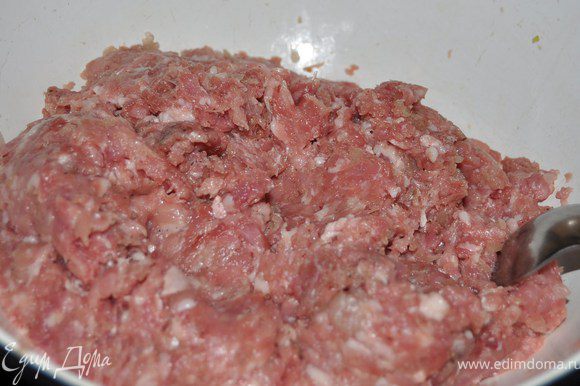 Мясо и лук перепустить через мясорубку. Кусок льда раздробить и положить в мясо,начинка в пельменях будет более сочной.