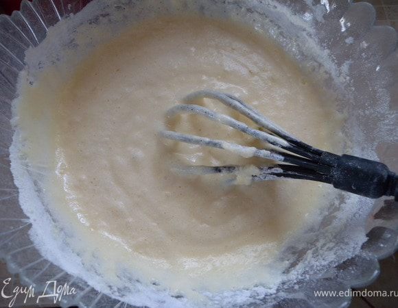 Все вместе вкинуть в блендер и взбить. Или отдельно взбить яйца с творогом  и сахаром. Потом добавить остальные ингр и перемешать венчиком.  Тесто получается по густоте как сметана из холодильника, то есть жидковатое но не дубовое, как обычно делают на сырники :-). Оставить на минут 10. За это время манка немного набухнет. 