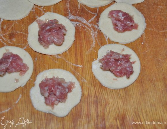 Фарш положить в каждый кружочек  и слепить пельмешек.
