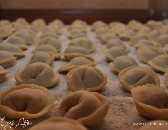 В кипящую воду опустить пельмешки и когда пельмени всплывут, друшлаком выташить из воды.