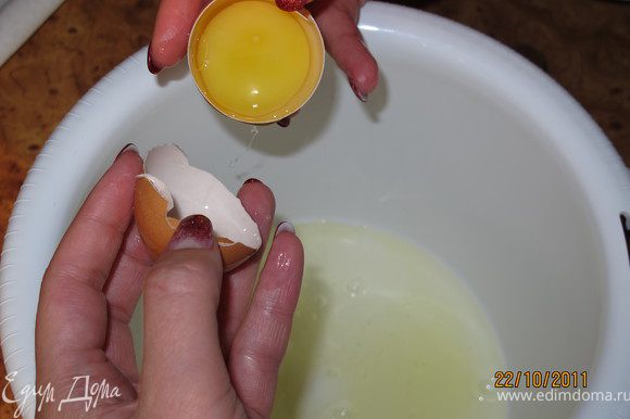 Отделить белки от желтков 8-ми яиц.