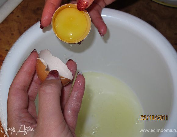 Отделить белки от желтков 8-ми яиц.