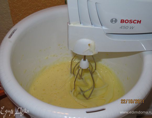 Разогреть духовку до 220 градусов.
Взбить яйцо с яичными желтками. 