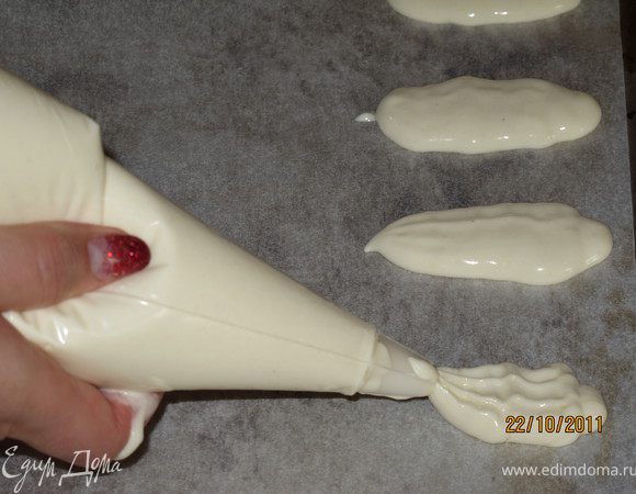 Выложить тесто в кондитерский шприц и на противень выложенные бумагой выкладывать наше печенье по 7 см. длиной и на расстоянии друг от дргуа в 2,5 см.