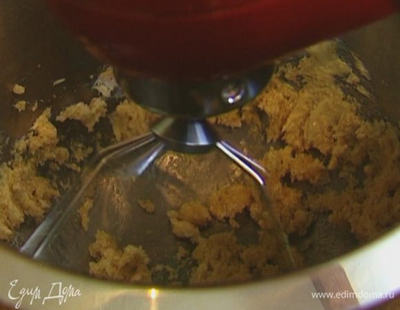 В комбайне взбить сахар со 100 г предварительно размягченного сливочного масла. 