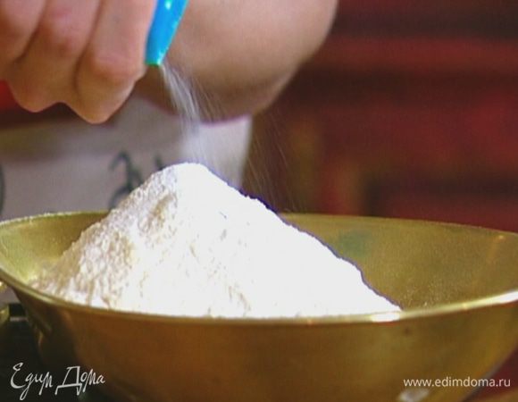 Муку соединить с солью, разрыхлителем, всыпать в сливочно-яичную массу и вымешать.