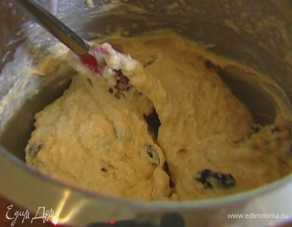 Всыпать изюм и еще раз перемешать.