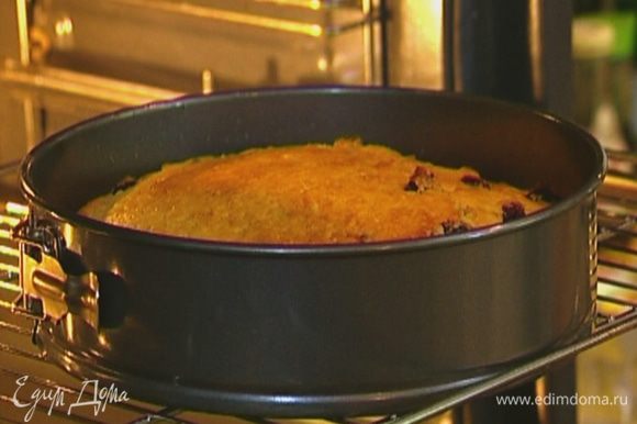 Разъемную форму для выпечки смазать оливковым маслом, выложить в нее тесто, разровнять и отправить в разогретую духовку на 1 час.