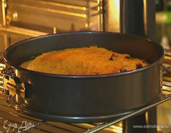 Разъемную форму для выпечки смазать оливковым маслом, выложить в нее тесто, разровнять и отправить в разогретую духовку на 1 час.