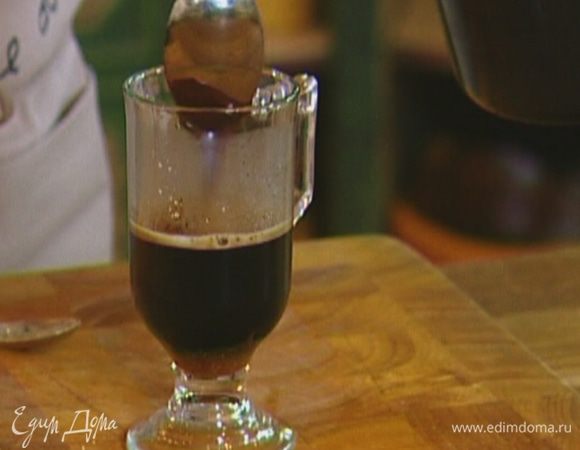 Кофейный напиток залить 100 мл кипятка, добавить сахар, вылить растопленный шоколад (немного оставить).