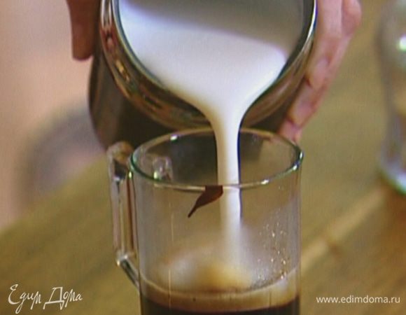 Молоко взбить и поместить на кофе, сверху украсить оставшимся шоколадом.