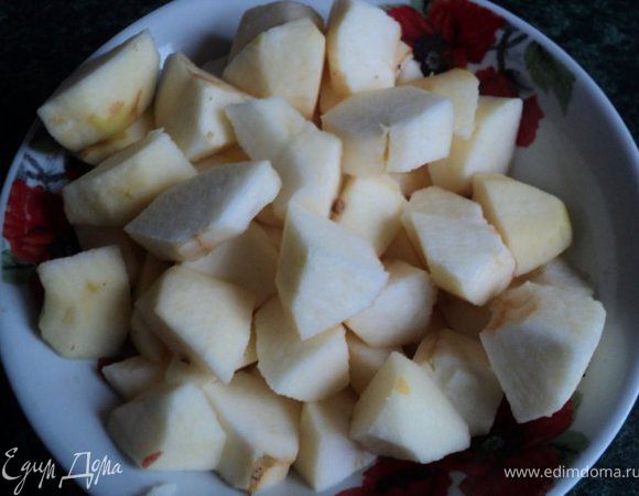 Яблоки очистить от кожицы и семян, порезать крупными дольками.
