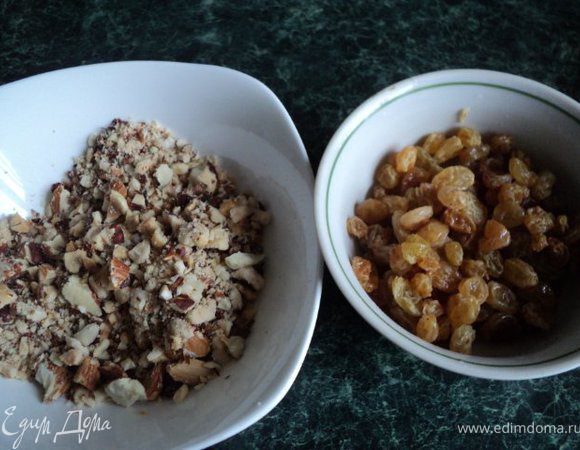 Орехи ( у меня смесь фундука и миндаля ) измельчить не очень мелко. Изюм распарить в горячей воде.