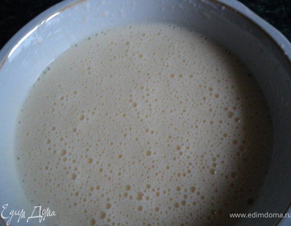 Яйца взбить с сахаром, постепенно добавить растительное масло, не переставая взбивать.