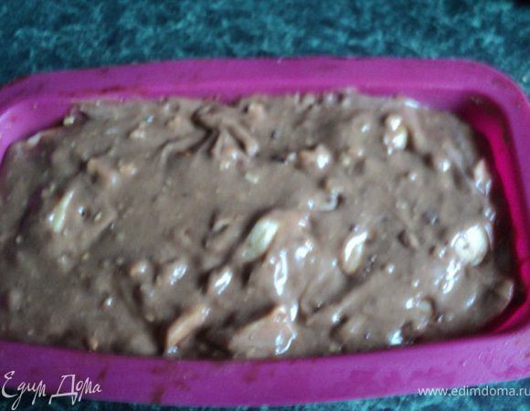 Затем постепенно добавить мучную смесь, хорошо смешать. В конце добавить орехи, изюм и яблоки. Тесто получается густое и тягучее.
Выложить тесто в прямоугольную форму. Выпекать при температуре 200 градусов 1 час.

