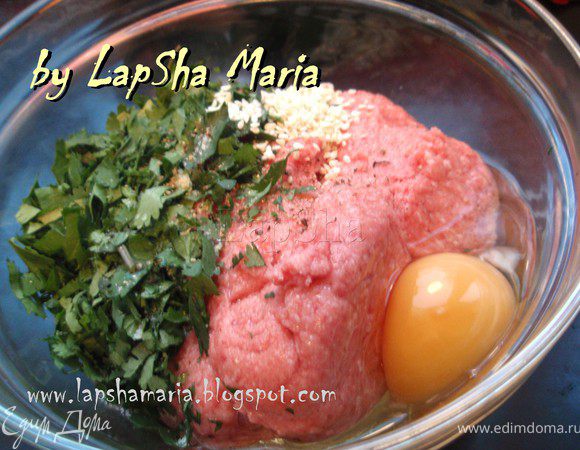 В миску положим фарш, мелко нарубленную зелень, кунжут, столовую ложку масла, разобьем яйцо. Разогреем духовку до 80-100С и положим туда несколько веточек розмарина или тимьяна.