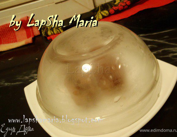 Накроем миской, так чтобы она плотно прилегала к тарелке. И оставим так минут на 5-7. Кебабы приобретут аромат "дымка". Очень необычно и полное ощущение того, что кебабы только что с углей. Приятного аппетита!