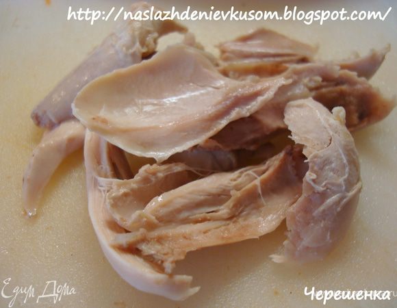 Сварите курицу до готовности около 30–40 минут, посолите, поперчите. Выньте курицу из бульона, остудите и отделите мясо. 