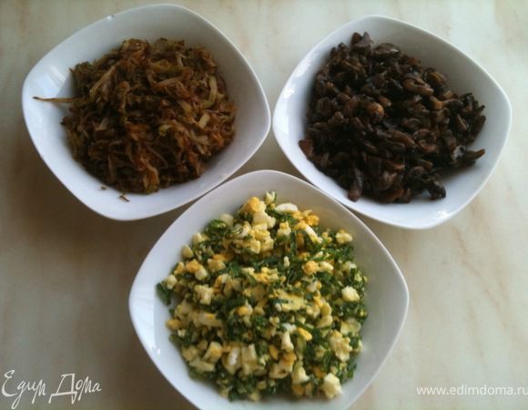 Приготовить начинки. №1 Капусту пошинковать и обжарить вместе с луком, посолить, поперчить.  №2 Грибы нарезать кубиками и обжарить вместе с луком, посолить, поперчить. №3 Яйца сварить вкрутую, остудить, порезать мелкими кубиками, добавить мелко порезанный зеленый лук, посолить, поперчить. Начинки остудить.