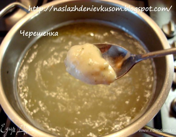 В кипящий бульон маленькой ложкой (у меня кофейная) выложите тесто — по половине ложки за раз. Имейте в виду, что при отваривании галушки увеличиваются в размере.