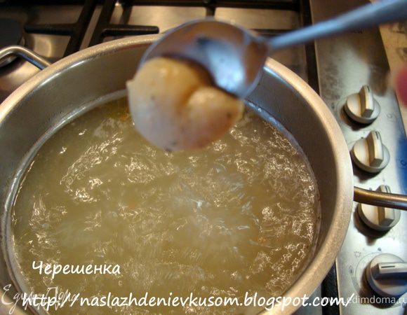 Для того, чтобы тесто хорошо соскальзывало с ложки, перед тем, как его набирать, необходимо окунуть ложку в бульон, а уже потом набирать тесто. Так и продолжайте: бульон — тесто — бульон — тесто.