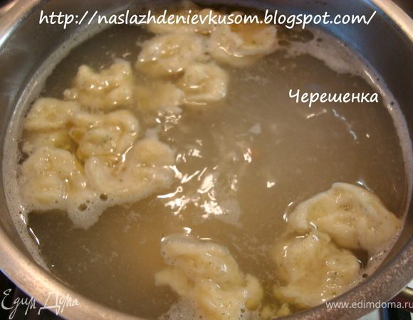 Теперь еще более увлекательное зрелище: галушки начинают расти в размере и превращаться в монстров! Если вы воспользовались моим советом по поводу кофейной ложки, то вы легко справитесь с этими «чудовищами», когда будете есть их…<br />
Когда все галушки всплывут, то проварите их еще несколько минут и снимайте с огня.