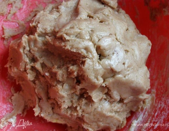 Маргарин смешаем с сахаром, разрыхлителем, добавим яйцо, размешаем, добавим муку, разделим на две части. В одну часть добавим какао