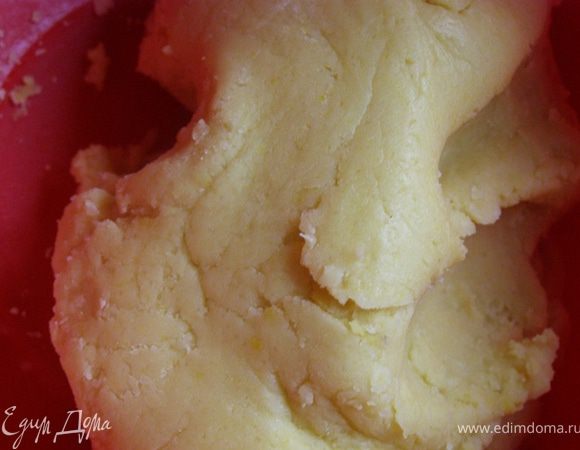 в другую ванилин. У меня ванилина не оказалось на полочке, добавила шафран для красоты и контрастности))