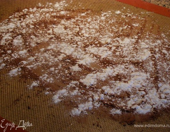 Силиконовый коврик посыпаем какао, сверху - сахарной пудрой, выкладываем прямоугольник теста. Я решила, что внешней оболочкой будет светлое тесто.