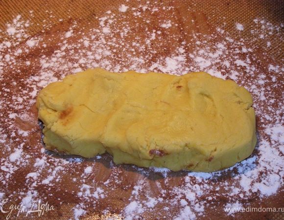 Раскатываем в прямоугольный пласт толщиной около 5-7 мм