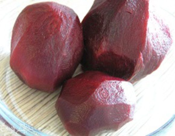 Свеклу отварить до готовности, очистить,