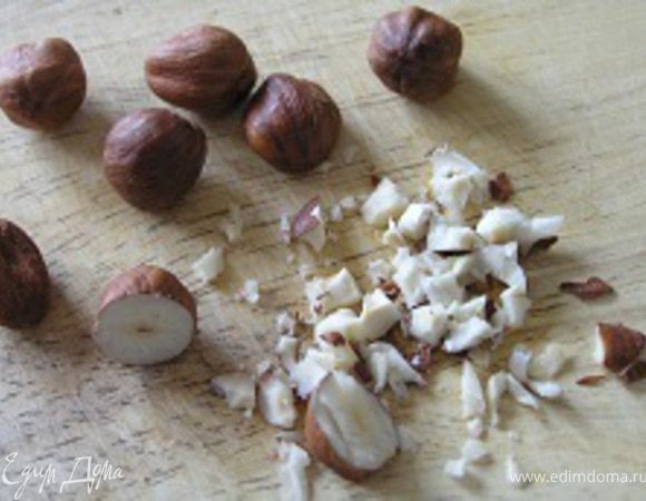 Орехи и чернослив мелко нарезать, добавить к свекле.