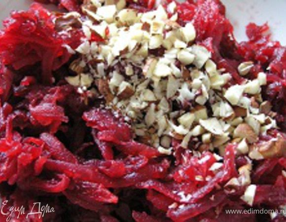 По вкусу посыпать сахаром, солью, полить растительным маслом, перемешать.