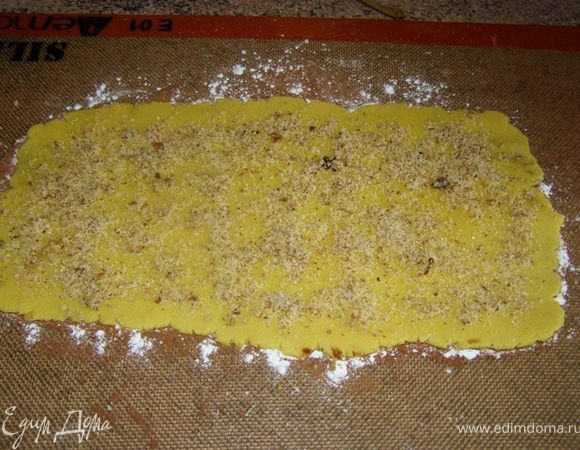 Подготовленный пласт теста я припорошила смесью грецких орехов с сахаром, но обычно ничего не кладу сверху (такую выпечку любят домашние)