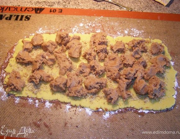 Шоколадное тесто равномерно, маленькими кусочками, распределяю поверх светлого теста