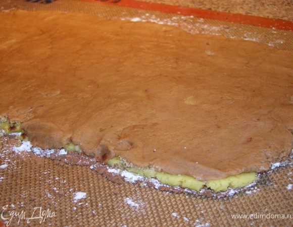 Аккуратно раскатываю. Как только тесто равномерно распределилось по нижнему слою, раскатываю оба пласта до нужной толщины (5-7 мм)