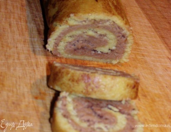 "Укутываем" рулет в пищевую пленку и отправляем в холодильник или морозильную камеру. Мне нужно было детей накормить завтраком, поэтому я отправила рулет на 30 минут в морозильную камеру. Через полчаса рулет нарезаем на кружочки толщиной 1 см,