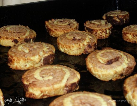  выкладываем на смазанный маслом противень и ставим в горячую духовку. Выпекаем 10 минут при 250 градусах. Вторник. Детям выходить в школу/институт не позднее 7.30 утра. На часах 7.15)) Успела)))