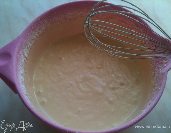 Приготовить тесто. Яйца взбить с солью и сахаром. Добавить кефир, майонез и соду. Продолжать взбивать. Добавить муку. Тесто - консистенция густой сметаны.