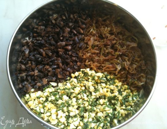 Разьемную форму смазать растительным маслом и выложить в нее 1/2 теста. Сверху выложить все три начинки.