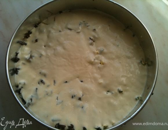 На начинки сверху выложить оставшееся тесто. Аккуратно разровнять.