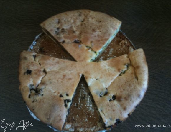 Достать из духовки. Форму накрыть чистым полотенцем и дать пирогу немного отдохнуть и остыть. Нарезать на кусочки с начинкой на выбор. Приятного аппетита!