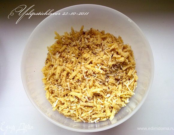 Начинка. Сыр натереть на крупной терке, брынзу - на мелкой терке. Орехи измельчить с помощью блендера или кофемолки но не слишком мелко: кусочки орехов должны хрустеть.Смешать все ингредиенты (часть измельченных орехов оставить для соуса), можно поперчить, солить не нужно (брынза итак соленая).