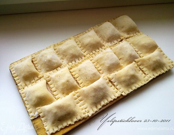 Тесто как для пельменей. Воду, яйцо и соль перемешать и энергично взбить венчиком. Постепенно добавлять частями муку (всего около 1 стакана, остальное понадобится для раскатывания). На доске, присыпанной мукой вымесить не приливающее к рукам эластичное тесто. Разделить тесто на 5-6 частей, скатать их в шары. Раскатать их в пласты толщиной 3 мм, затем нарезать на прямоугольники. В каждый прямоугольник положить 1 ч.л. начинки и завернуть, придавить края и пройтись по ним вилкой. Часть можно уже отваривать и пробовать. Остальное отправляем в морозилку.