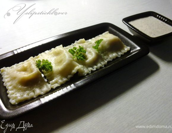 Ореховый соус. Смешать сливки, фундук, мелко нарезанную зелень, посолить, поперчить. Смесь взбить блендером до однородности. Подавать соус к горячим отваренным равиоли.