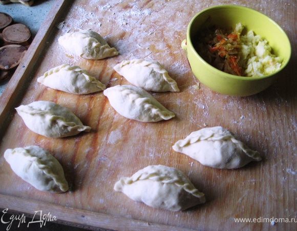 Затем добавить масло и муку-замесить тесто-дать отдохнуть ему ещё 5 минут.