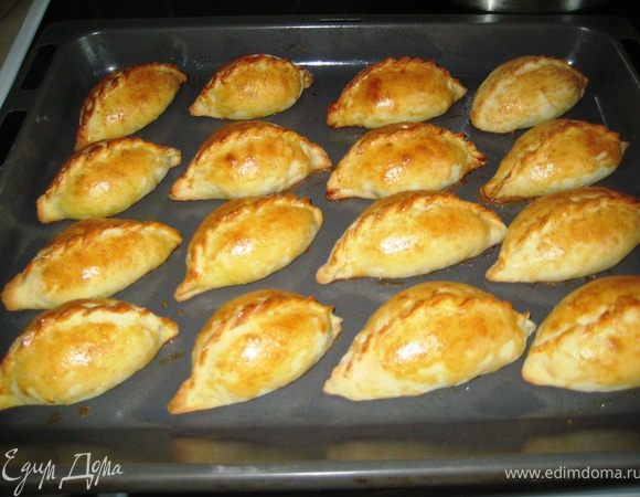 Тесто готово! Начинка может быть любой,и сладкой тоже.готовые изделия смазать взбитым желтком яйца.Лепим пирожки и выпекаем их в чуть разогретой духовке про температуре 200градусов до золотистой корочки!Приятного аппетита!