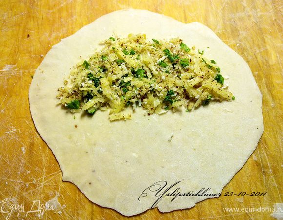 Разделить тесто на 8-10 частей, скатать их в шары. Раскатать их в очень тонкие круглые лепешки. Каждую лепешку щедро начинить и накрыть, но не защипывать края. 